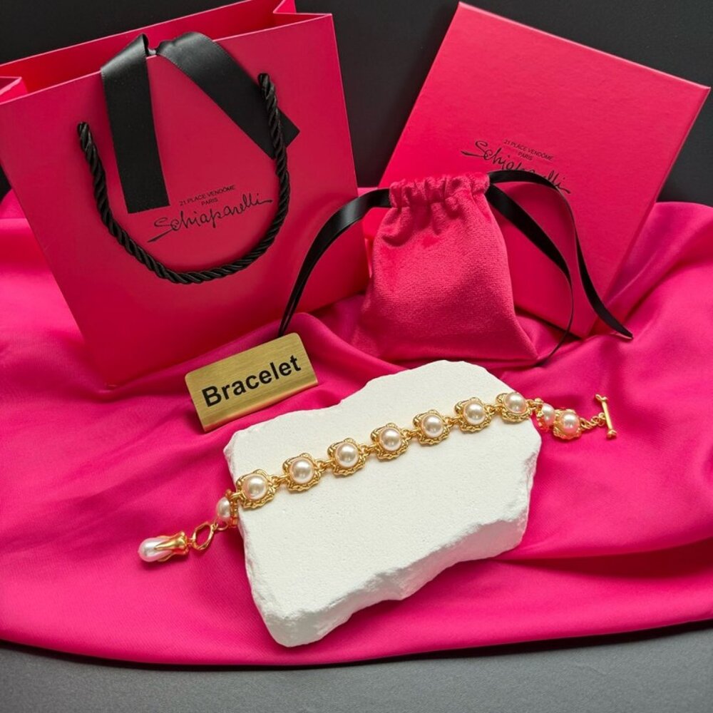 💄 Schiaparelli Pearl + Gold Lip Charm Bracelet 💄